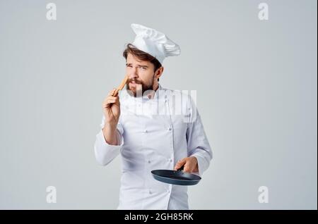 Professioneller Koch Bratpfanne in Händen Restaurant Küche Stockfoto