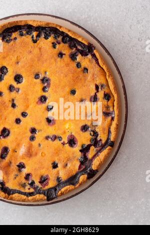 Köstlicher süßer Kuchen mit schwarzer Johannisbeere aus der Nähe, Draufsicht Stockfoto