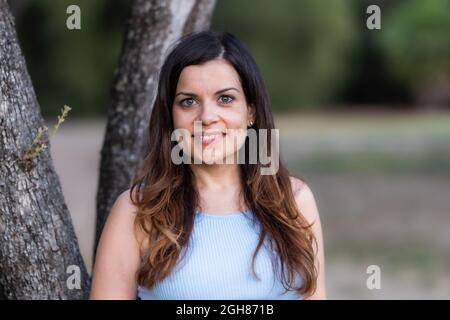 Selektives Porträt einer lächelnden Latina im mittleren Alter in einem Park Stockfoto