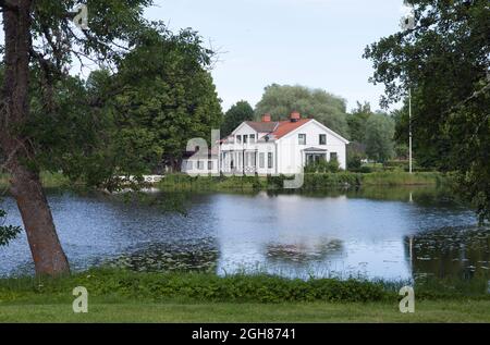 FORSMARK, SCHWEDEN AM 25. JUNI 2013. Blick auf eine typische Industriestadt aus dem 17. Jahrhundert. Teich und Restaurant. Redaktionell Stockfoto