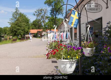 FORSMARK, SCHWEDEN AM 25. JUNI 2013. Kunsthandwerk, einheimische Kunst, Blumen zum Verkauf in einem Sommergeschäft. Sonnenschein und Kunsthandwerk. Redaktionelle Verwendung. Stockfoto