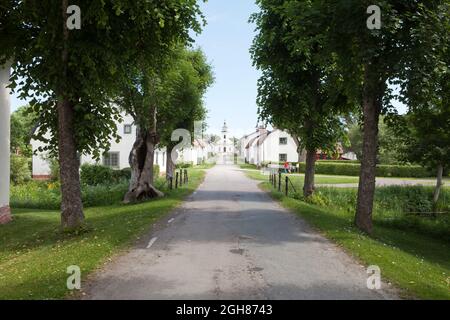 FORSMARK, SCHWEDEN AM 25. JUNI 2013. Blick auf die Hauptstraße um die Kirche. Kirche am Ende, nicht identifizierte Personen. Redaktionelle Nutzung. Stockfoto