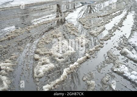 Slush auf der Straße während des Winters Schneefall. Stockfoto