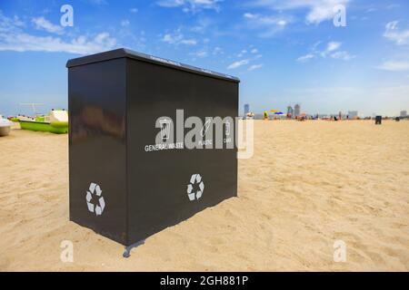 Ein öffentlicher Abfalleimer im Freien an einem Strand in Dubai Stockfoto
