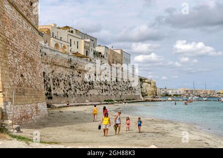 Strand im September an der Küste von Otranto, Salento, Apulien, Italien Stockfoto