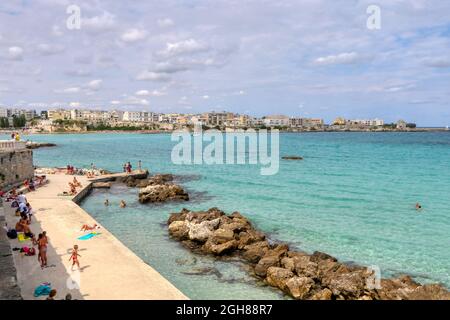 Strand im September an der Küste von Otranto, Salento, Apulien, Italien Stockfoto