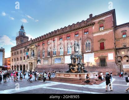 Bologna, Italien, Blick auf das Rathaus und den Neptunbrunnen, piazza maggiore (Postplatz) Stockfoto