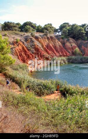 Der Bauxit-Steinbruch von Otranto, jetzt aufgegeben. Bauxit ist ein Mineral, das zur Herstellung von Aluminium verwendet wird. Salento, Apulien, Italien Stockfoto