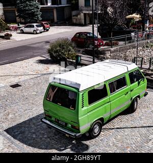 Ein luftgekühlter VW Bus T3 Westfalia Campingbus mit historischem Kennzeichen von Rom parkt in einem Bergdorf bei Porlezza zwischen Luganer und Comer . Stockfoto