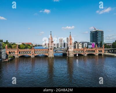 Luftaufnahme der Oberbaumbrücke und des Stadtbildes im Sommer Stockfoto