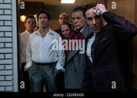 RAY LIOTTA, ALESSANDRO NIVOLA, COREY STOLL, JOHN MAGARO, BILLY MAGNUSSEN UND JON BERNTHAL IN THE MANY SAINTS OF NEWARK (2021), REGIE ALAN TAYLOR. Kredit: New Line Kino / Warner Bros. / Album Stockfoto