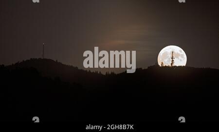 Der Supermond vom 2021. Juni steigt hinter dem Berg Krim auf den slowenischen Mooren von Ljubljana auf. Stockfoto