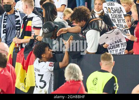 Stuttgart, Deutschland. September 2021. Ehrenrunde, Karim Adeyemi, DFB 13 mit Freunden nach dem Spiel DEUTSCHLAND - ARMENIEN Qualifikation zur WM 2022, WM Quali, Saison 2021/2022, 5. September 2021 in Stuttgart, Deutschland. (Armenien) Quelle: Peter Schatz/Alamy Live News Stockfoto