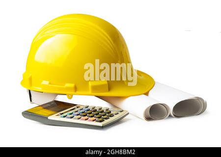 Gelber Bauhelm und Rechner isoliert auf weißem Hintergrund mit Clipping-Pfad, Ingenieurkonzept. Stockfoto