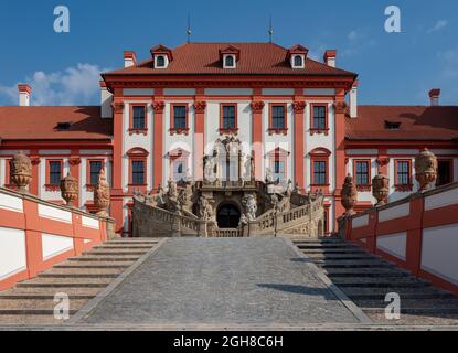 Vordereingang von Troja Château in Prag, einem barocken Palast der Sternberger Adelsfamilie aus dem 17. Jahrhundert. Wird derzeit als Galerie verwendet. Stockfoto