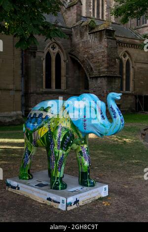 Ein dekorierter Elefant im Rahmen der Big Parade im Zentrum von Worcester, Großbritannien. 2021. Stockfoto