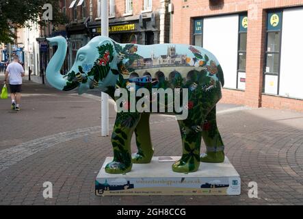 Ein dekorierter Elefant im Rahmen der Big Parade im Zentrum von Worcester, Großbritannien. 2021. Stockfoto