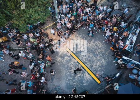 Menschen verschiedener Nationalitäten und Kulturen beobachten die Performance der Straßentänzerin beim Samisobifest-Festival am Wochenende: 28. August 2021 - Charkiw, Ukraine Stockfoto