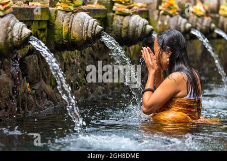 Frau beten in einer reinigenden Schwimmbad, Tirta Empul Tempel, Bali, Indonesien Stockfoto