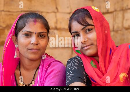 Porträt zweier indischer Frauen, Jaisalmer, Rajasthan, Indien Stockfoto