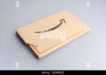 Galicia, Spanien; 4. september 2021: Amazon Prime Paket auf grauem Hintergrund Stockfoto