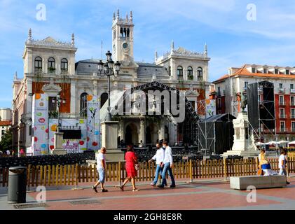 Bühne vor dem Rathaus auf dem Hauptplatz während der Septemberpartys in Valladolid Kastilien und Leon Spanien Stockfoto