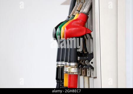 Benzinschläuche an der Tankstelle in einer Reihe. Tankstelleservice Stockfoto