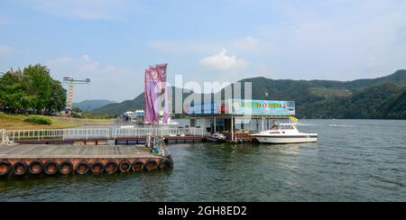 Nami, Südkorea - 6. Februar 2015. Touristenanlegestelle auf der Insel Nami in Südkorea. Diese Resortinsel ist ein beliebtes Touristenziel, das 63 km entfernt ist Stockfoto