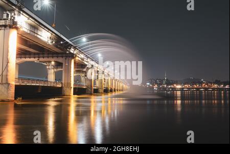 Seoul, Südkorea - 16.September 2016. Banpo Bridge Regenbogen Brunnen am Han Fluss beleuchtet in der Nacht in Seoul, Südkorea. Stockfoto