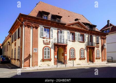 Das Gebäude des Familienkreises Saint Etienne in Cernay ist ein Stadttheater, Elsass, Haut-Rhin, Frankreich. Stockfoto