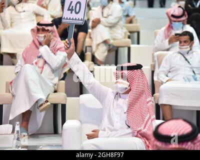 (210906) -- RIYADH, 6. September 2021 (Xinhua) -- In der letzten Nacht der Internationalen Falcon Breeders-Auktion auf dem Gelände des Saudi Falcons Club in Riad, Saudi-Arabien, bietet Ein Mann einen Falken an 5. 2021 Ein Gyrfalke wurde am Sonntag, dem letzten Tag der Internationalen Falcon Breeders Auction (IFBA) in Malham, nördlich von Riad, für 1,750,000 saudische Riyals (etwa 466,667 US-Dollar) verkauft und stellte laut dem Bericht der Saudi Press Agency (SPA) einen neuen Weltrekord auf. Die Auktion, die vom 5. August bis 5. September dieses Jahres durchgeführt wurde, wurde vom Saudi Falcons Club unter Beteiligung von Top-Falkner organisiert Stockfoto