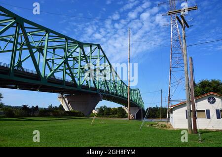 Die US-35 Autobahnbrücke über den Ohio River in der Kleinstadt Point Pleasant, West Virginia. Stockfoto