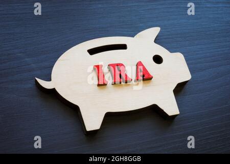 Sparschwein aus Holz und Abkürzung für IRA-Einzelpensionskonto. Stockfoto