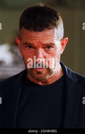 Palazzo del Cinema, Lido di Venezia, Venedig, Italien. September 2021. Antonio Banderas posiert auf dem roten Teppich für DIE DREHARBEITEN ZUM ITALIEN-PREIS während der 78. Internationalen Filmfestspiele von Venedig. Bild nach Kredit: Julie Edwards/Alamy Live News Stockfoto