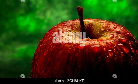Apfel mit Wassertropfen. Stockfoto