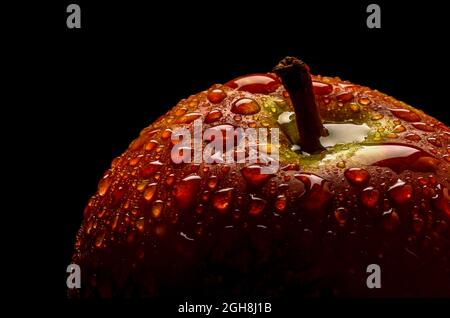 Apfel mit Wassertropfen. Stockfoto