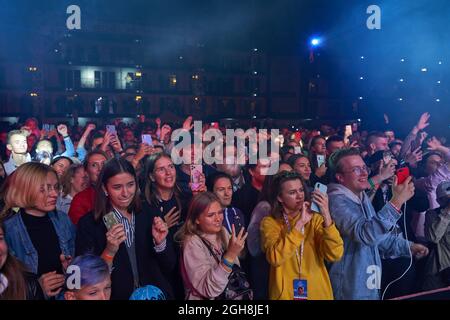 Kiew, Ukraine 3. September 2021: Rückansicht der Menge mit ausgestreckten Armen beim Konzert. Jubelnde Menge beim Rockkonzert. Silhouetten der Konzertmenge Stockfoto