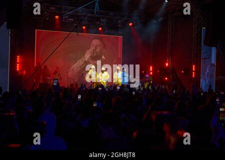 Kiew, Ukraine 3. September 2021: Rückansicht der Menge mit ausgestreckten Armen beim Konzert. Jubelnde Menge beim Rockkonzert. Silhouetten der Konzertmenge Stockfoto