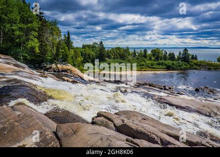 Blick auf den Sault Au Mouton Wasserfall und den Saint Lawrence Fluss an der Cote Nord, dem Nordufer der Provinz Quebec, Kanada Stockfoto