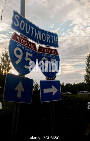 NORWALK, CT, USA, 5. SEPTEMBER 2021: Autobahnschild auf der Post Road /Connecticut Avenue/ am Morgen Stockfoto