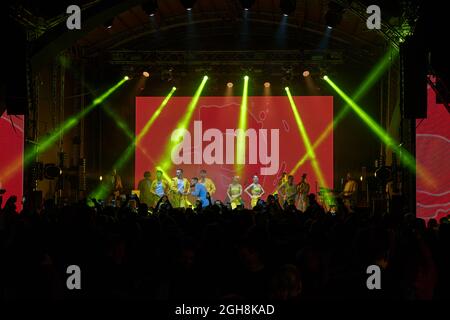 Kiew, Ukraine 3. September 2021: Rückansicht der Menge mit ausgestreckten Armen beim Konzert. Jubelnde Menge beim Rockkonzert. Silhouetten der Konzertmenge Stockfoto