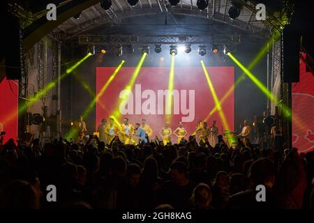 Kiew, Ukraine 3. September 2021: Rückansicht der Menge mit ausgestreckten Armen beim Konzert. Jubelnde Menge beim Rockkonzert. Silhouetten der Konzertmenge Stockfoto