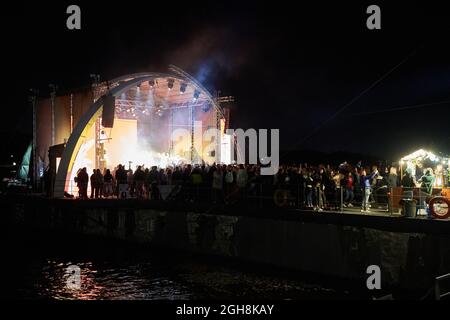 Kiew, Ukraine 3. September 2021: Rückansicht der Menge mit ausgestreckten Armen beim Konzert. Jubelnde Menge beim Rockkonzert. Silhouetten der Konzertmenge Stockfoto