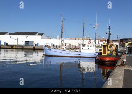 Skagen ist eine Hafenstadt, die am weitesten nördlich in Dänemark liegt. An der Nordspitze von Jütland 'Grenen' treffen sich Nordsee und Kattegat (Ostsee). Das Schlepptau Stockfoto