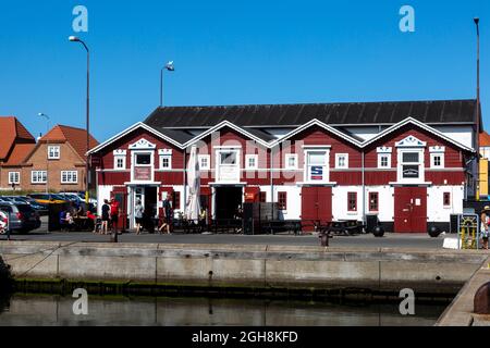 Skagen ist eine Hafenstadt, die am weitesten nördlich in Dänemark liegt. An der Nordspitze von Jütland 'Grenen' treffen sich Nordsee und Kattegat (Ostsee). Das Schlepptau Stockfoto