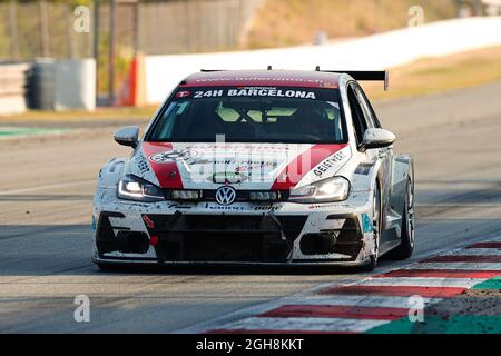 Fahrer: Emil Heyerdahl, Jasmin Preisig, Constantin Kletzer und Roberto Ferri von Autorama Motorsport by Wolf-Power Racing mit Volkswagen Golf GTi TCR DSG beim HANKOOK 24H BARCELONA 2021-Rennen auf dem Circuit de Catalunya. Stockfoto