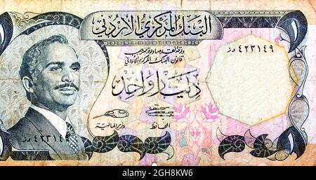 Großes Fragment der Vorderseite der von der jordanischen Zentralbank in den Jahren 1975 bis 1992 ausgegebenen 1-1-Dinar-Banknote mit einem Porträt Stockfoto