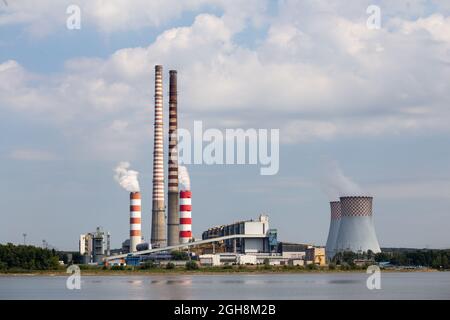 Fernsicht auf das Kohlekraftwerk. Das Foto wurde an einem sonnigen Tag mit guten Lichtverhältnissen aufgenommen. Stockfoto