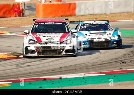 Fahrer: Emil Heyerdahl, Jasmin Preisig, Constantin Kletzer und Roberto Ferri von Autorama Motorsport by Wolf-Power Racing mit Volkswagen Golf GTi TCR DSG im Einsatz mit Fahrern: Johannes Dr. Kirchhoff, Gustav Edelhoff, Elmar Grimm, Max Edelhoff und Stefan Aust vom Team Car Collection Motorsport mit Audi R8 LMS GT3 beim HANKOOK 24H BARCELONA 2021-Rennen auf dem Circuit de Catalunya. Stockfoto