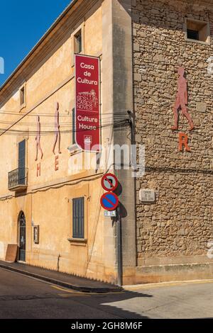 Santanyi, Spanien; 04 2021. september: Hauptfassade des Kulturhauses im mallorquinischen Dorf Santanyi an einem sonnigen Tag Stockfoto